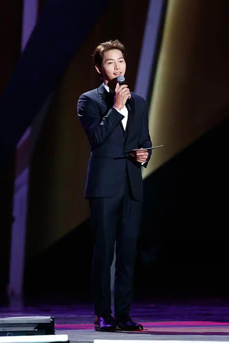 瘦身成功的宋仲基,西装笔挺亮相mama典礼,颜值回归巅峰