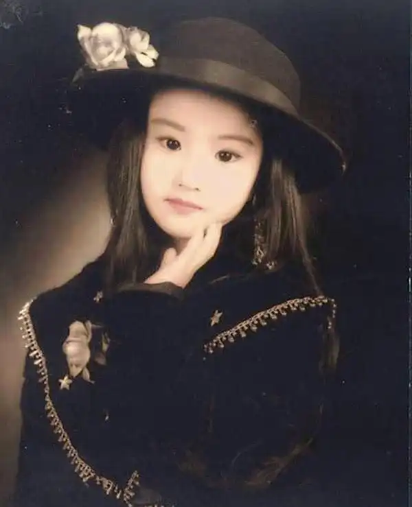 小时候照片曝光后,网友:好想偷回家!