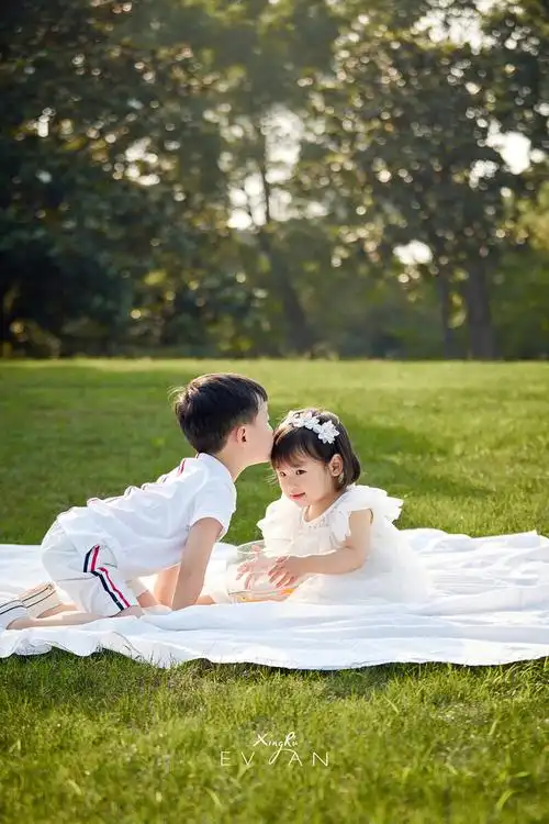 超甜的小兄妹合影