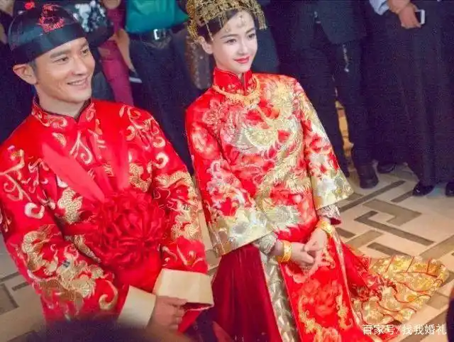 不同于刘诗诗婚礼的龙凤褂,angelababy和黄晓明选的婚服是秀禾服,再加