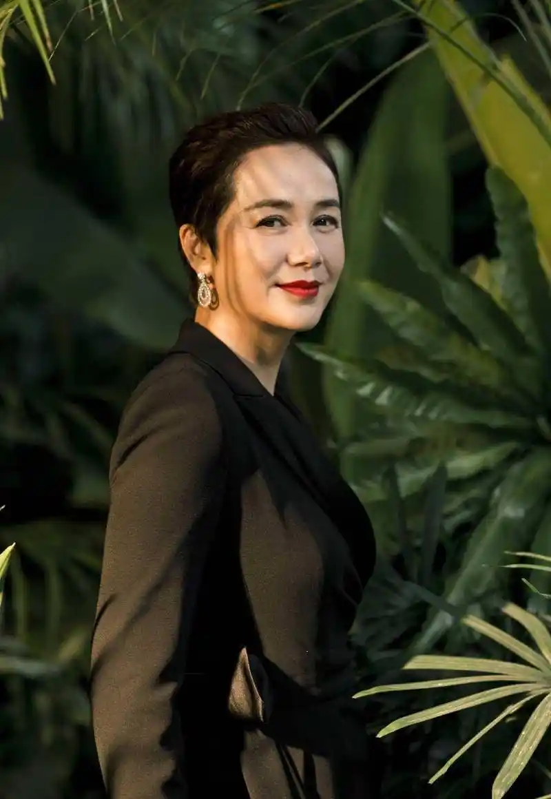 被蒋雯丽惊艳到了,穿方领波点连衣裙配复古短发,54岁美得不像话_西装