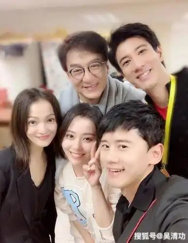 原创张靓颖晒群星合影,把成龙和张杰p得像同龄人,最爱王力宏