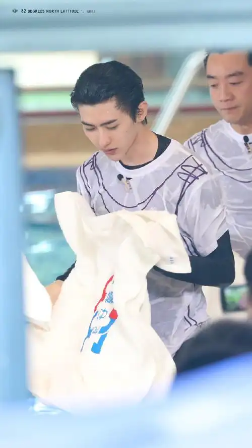 蔡徐坤录制跑男泳池湿身造型…救命啊…我太可以了…#奔跑吧蔡徐坤#cr