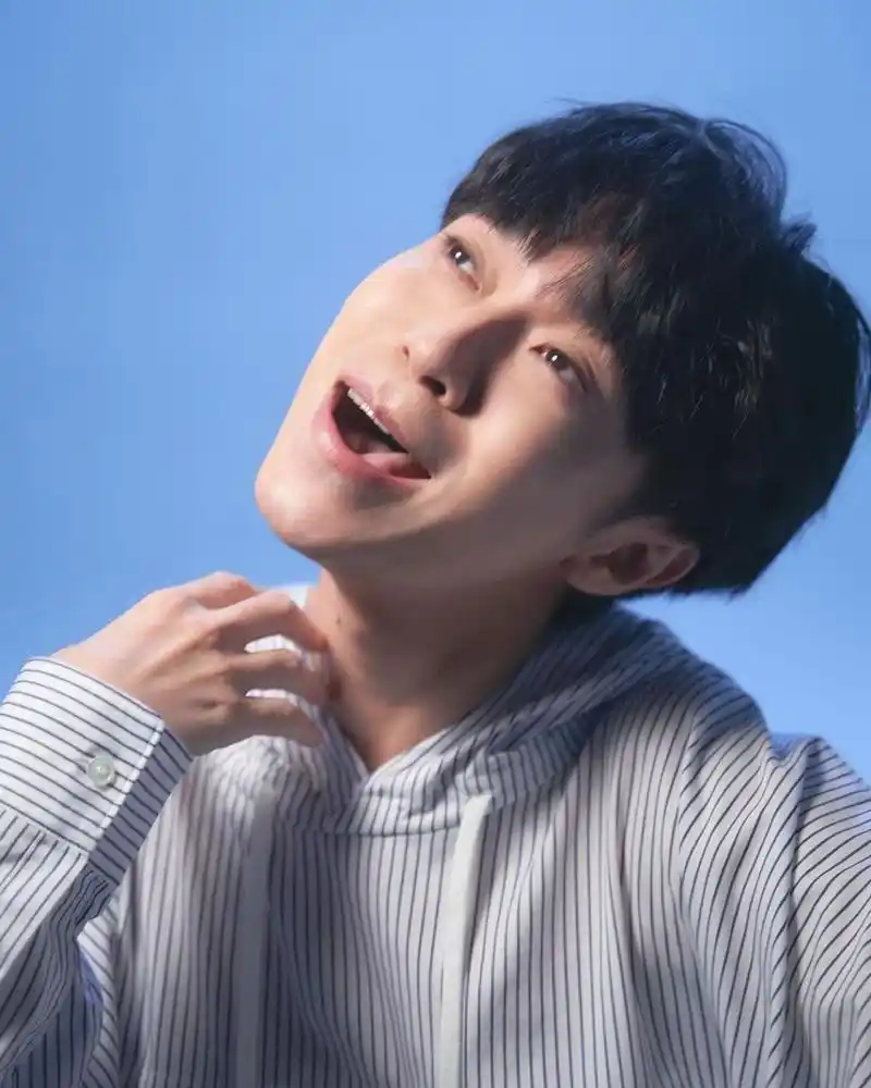 吴青峰晒照并发文提到,《马拉美的星期二》的mv大功告成了.