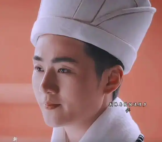 确实,余少群从来没有演过太监,也没有穿过古装,怎么可能被人"骗"?