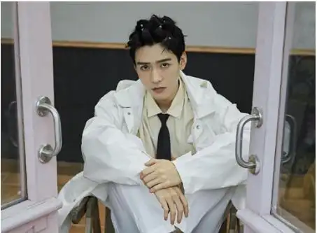 龚俊出道之前,是学校的校草,而且从早期的照片来看,龚俊并未整容,他是