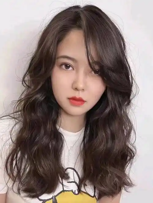 发型的魔法:锯齿刘海超短发,减龄波波头与时尚大波浪长发