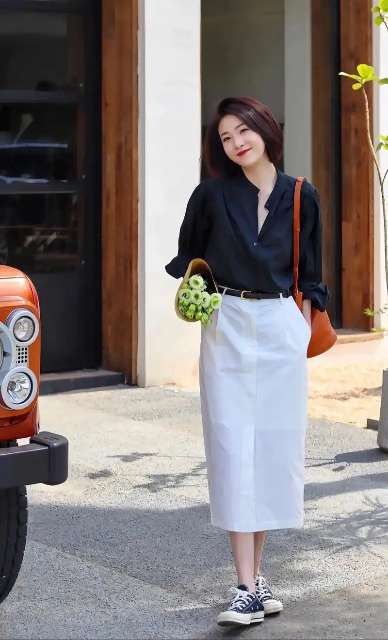 法式黑色衬衫 白色半身裙,简约气质通勤穿搭 - 抖音