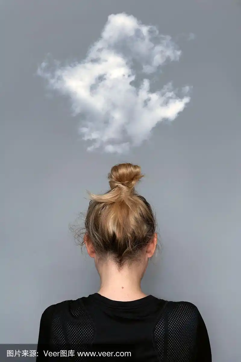 少女简单发型的背影