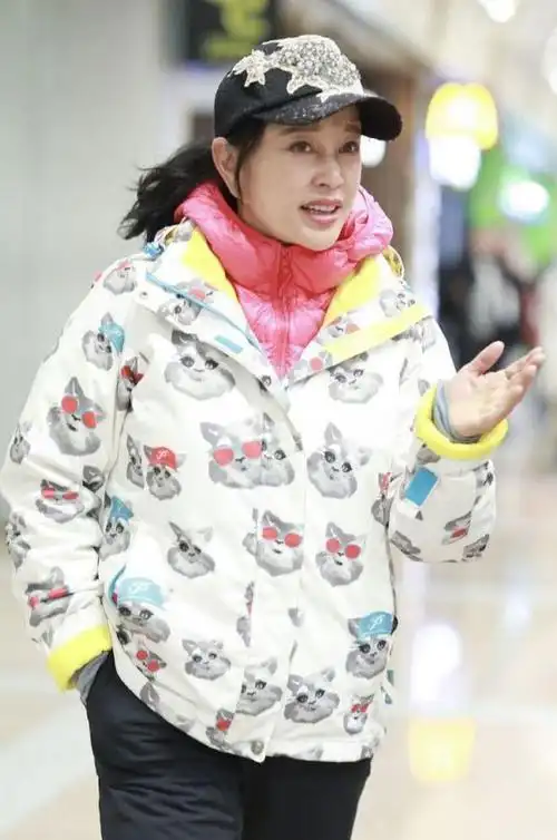 刘晓庆老年打扮走机场素颜上阵也不浓妆了这样优雅老去多好啊