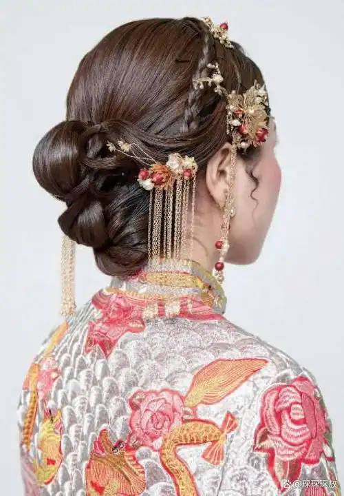 新娘拧绳盘卷发型