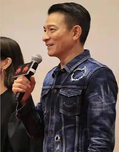 刘德华再现经典中分头素颜朝天不显老穿破洞牛仔插裤兜似鲜肉