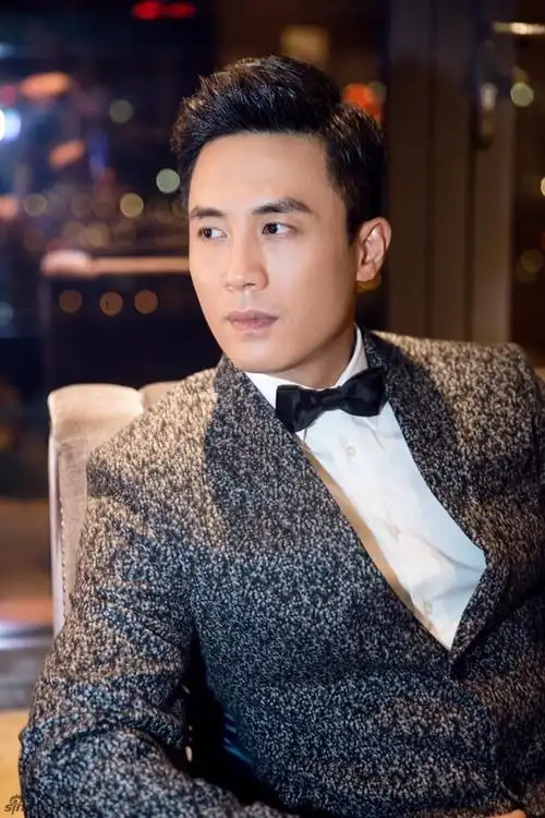 在曝光的新一辑写真中,杜淳帅气深邃的眼神,散发浓浓男人味,尽显