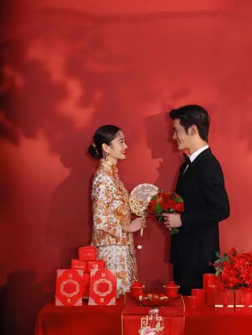 龙港婚纱照红色背景的简约婚纱照糖分十足