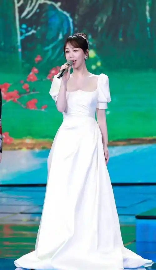 奶油色晚礼服杨紫的法式穿搭小分析每个人心中都有一个公主风的小梦想