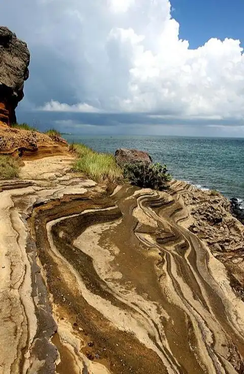 火山弹,火山砂,火山渣等所组成的火山角砾岩和由