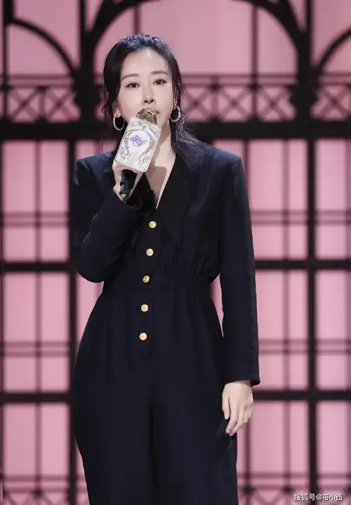 原创毛俊杰不愧是尤物女神穿深v领连衣裙气质惊艳真不怕走光