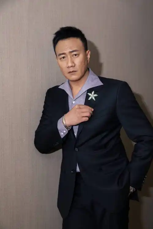 回顾胡军台上霸气硬汉把温柔给了两个女人儿子却不像亲生的