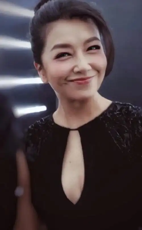 演员田小洁二婚娶江珊对继女视如己出一家三口其乐融融