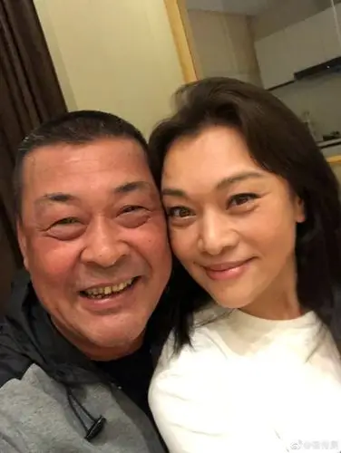 57岁史可与友聚会,和异性贴脸举止亲密,洋老公曾给丈母娘买房