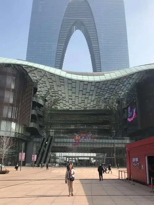 游玩了苏州标志性的建筑物——时代中心广场.