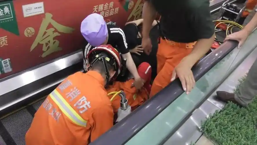 商城电动扶梯带故障运行,扶梯缺少一块踏面,女孩不慎踩入故障电梯所致