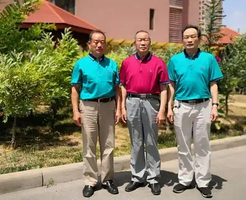 老哥仨合影照片