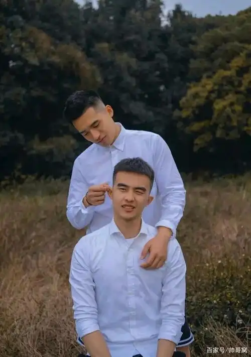 喜欢穿白衬衫的两个好兄弟,假期户外拍摄写真唯美帅气画面很暖心