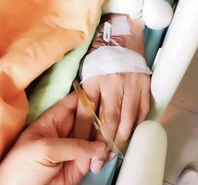 2012年,她因流感并发肾衰竭及肺积水,紧急住院,工作全面喊卡.