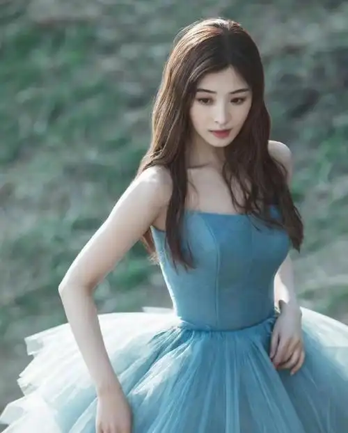 张含韵的奶欲更勾人,现在依旧童颜身材却饱满成熟韵味满满!