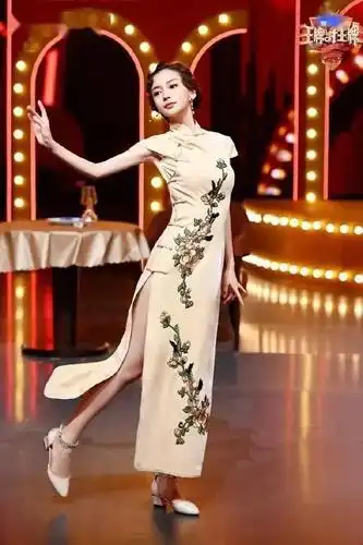 颜值和身材都让人赞叹,杨颖穿着这身旗袍在舞台上跳舞,舞姿妙曼身段