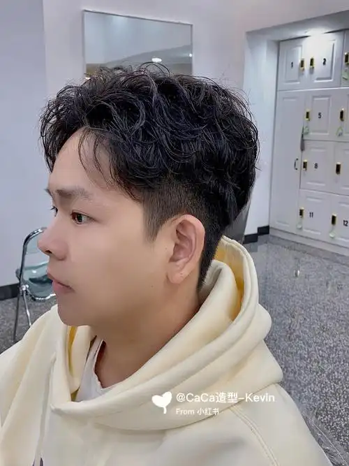 男士蓬松纹理烫换上这款发型让你帅气过冬