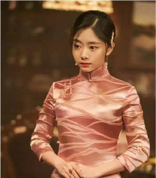 原创31岁谭松韵首次公开挑战旗袍造型气质冷艳时尚腰围令人意外