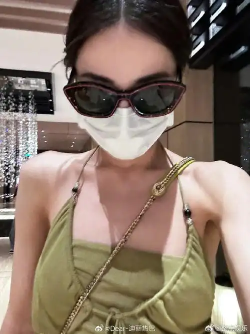 迪丽热巴戴墨镜自拍##迪丽热巴说这个女人今晚只做一件事