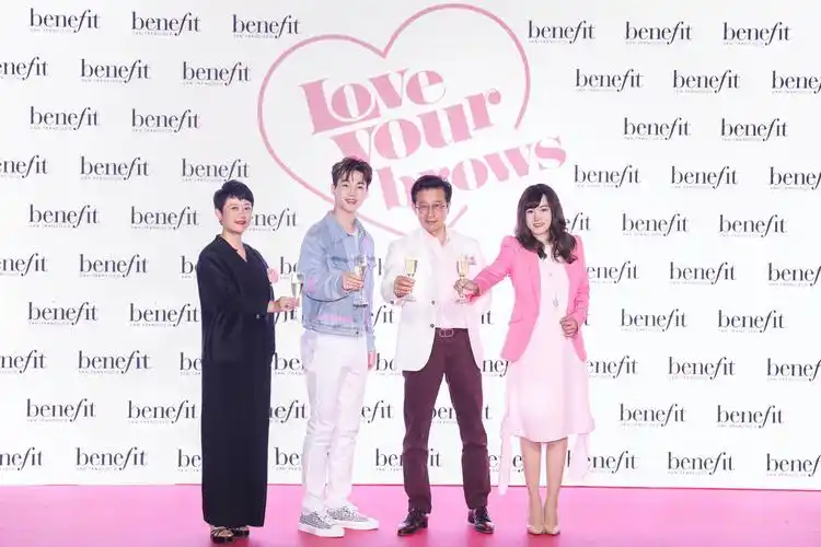 贝玲妃大中华区品牌大使henry刘宪华现场解锁神秘任务 "眉"力无限 "妆