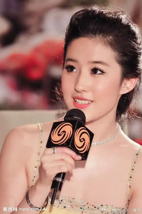 刘亦菲 2008年8月22日,刘亦菲首次出席时尚芭莎慈善晚宴,当晚以一袭