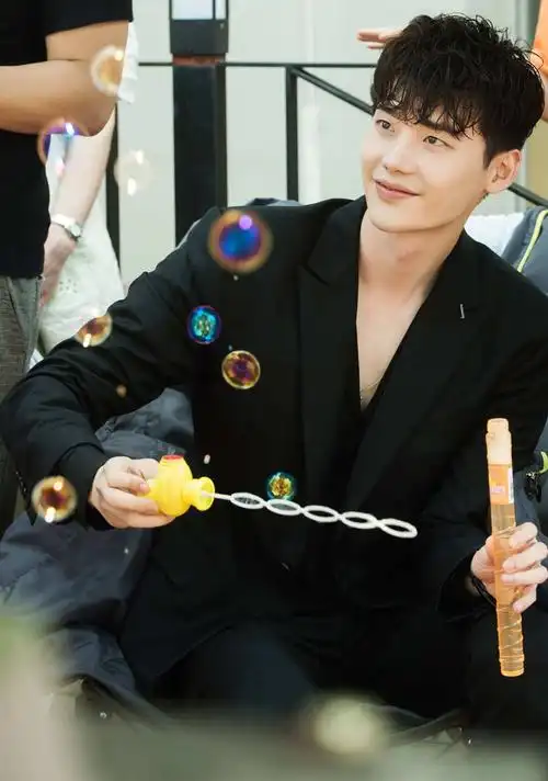 《w-两个世界》花絮照公开 李钟硕开启撒娇模式