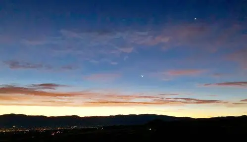 几分钟后天光渐亮,太阳尚未喷薄而出,就月隐星藏了.