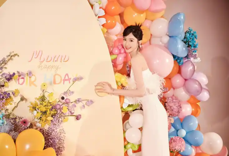 毛晓彤35岁生日晒美照,吊带长裙展示窈窕身材,笑容甜美如初恋_漂亮