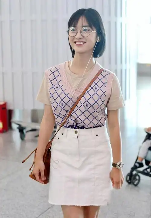 沈月机场终于穿高跟鞋又瘦又美总算相信她身高160cm体重90斤