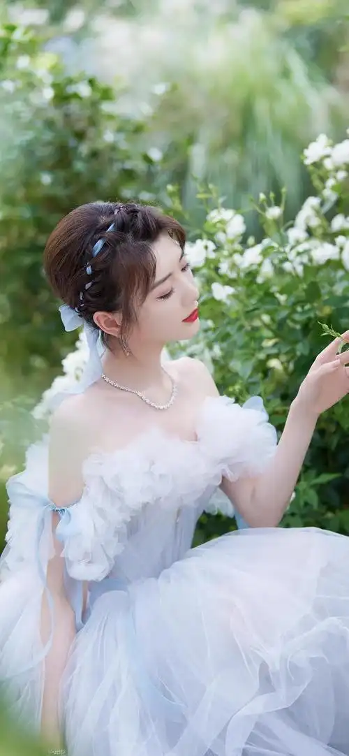 毛晓彤,她的美丽与才华早已在影视圈内传为佳话.