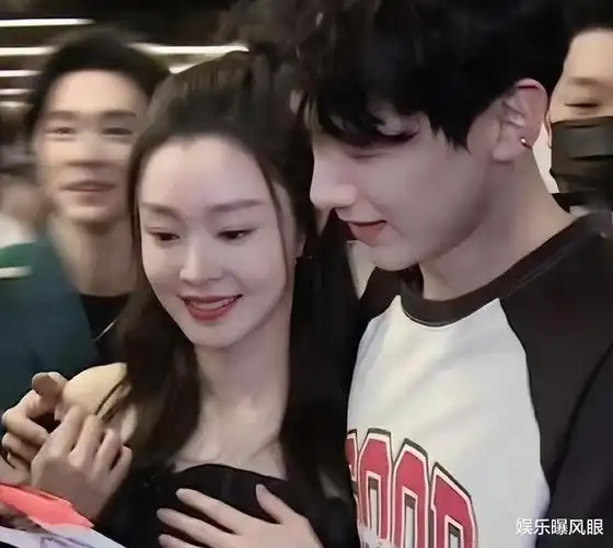白敬亭宋轶又撒糖巴黎蜜月父母陪同宋轶模仿男友笑到合不拢嘴