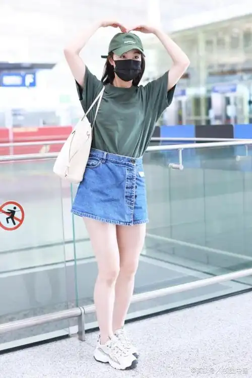 北京机场现身!蓝盈莹绿上衣搭鸭舌帽,满屏大长腿,心情超好!