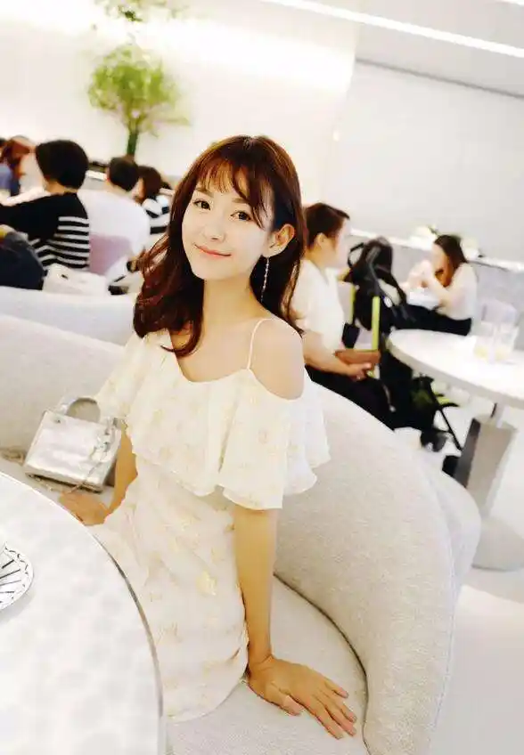 陈赫老婆张子萱晒女儿萌照,孩子喝水的样子超可爱