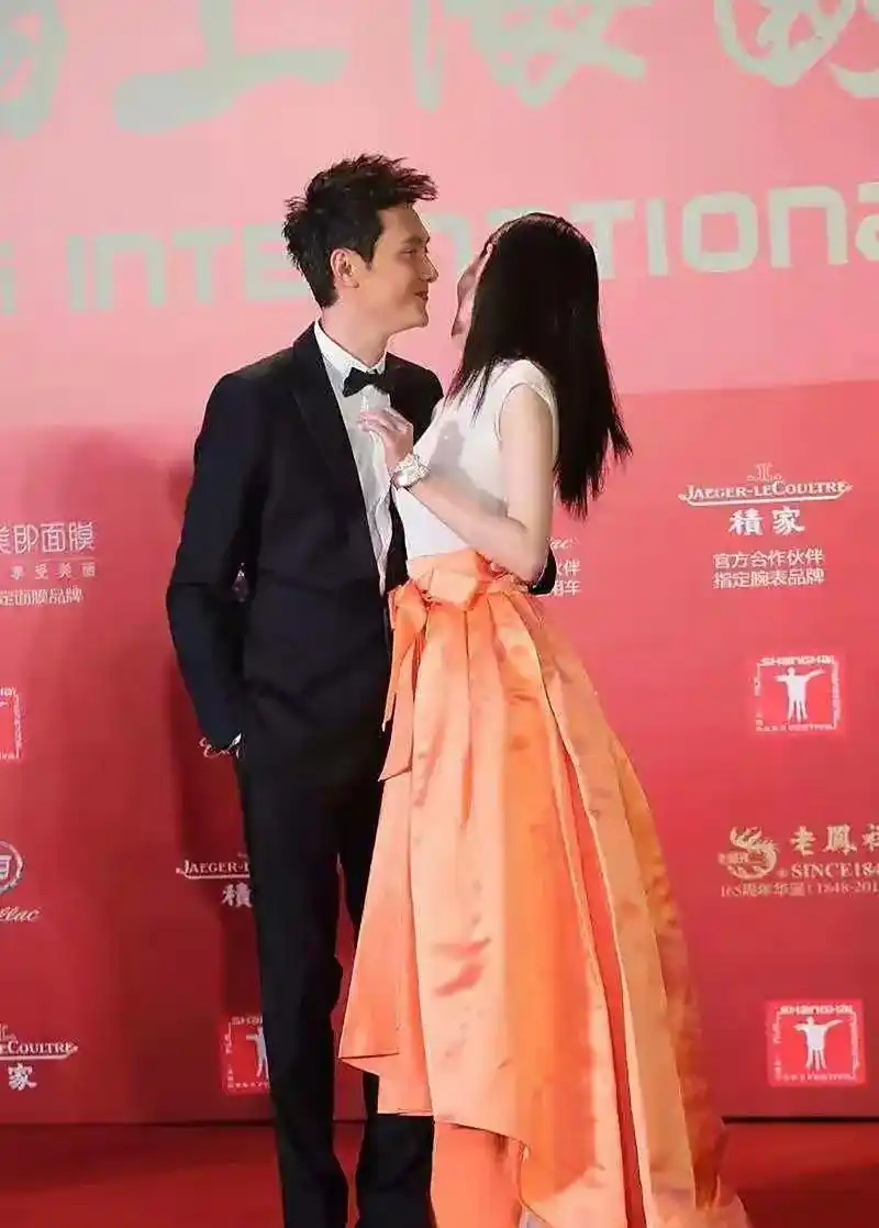 百家号星火计划# 倪妮冯绍峰两人手挽手出席活动,大庭广众下玩亲亲