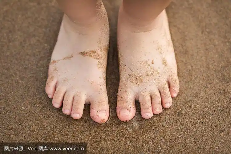 海滩上的婴儿脚特写