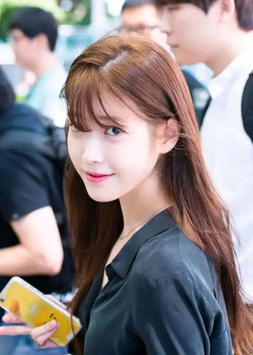 李知恩好甜美,身穿黑色衬衫配蓝色牛仔热裤,轻松秀出好身材|空气刘海