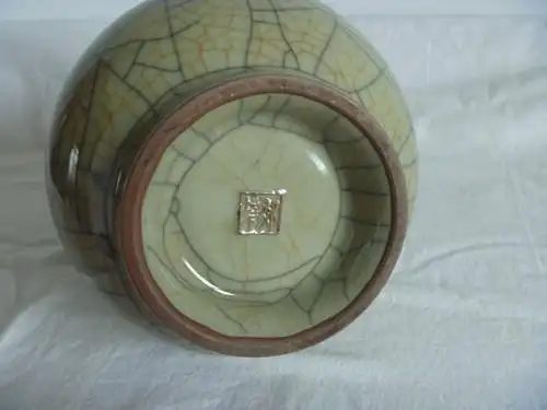 底足刻挂酱釉款"郊坛下"三字,说明此器为"郊坛下"官窑生产的哥窑器,工