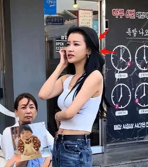 孙怡露脐装破怀孕谣言:肚皮松弛腰上满是赘肉,怒视女儿表情太凶