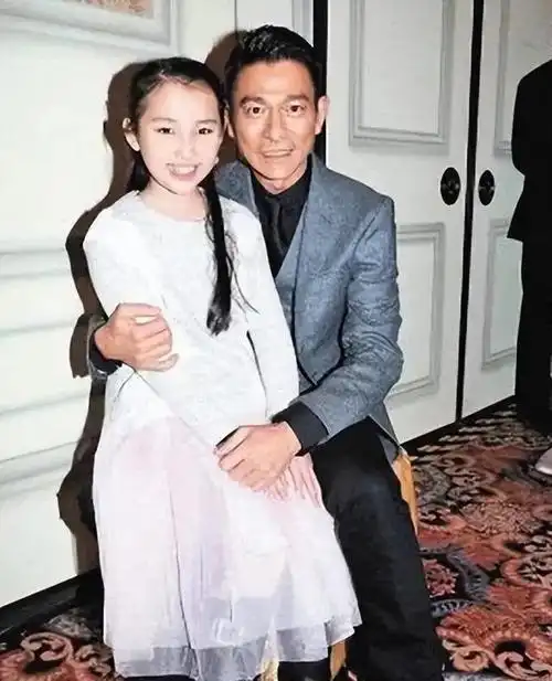 她是刘德华的女儿,出生名下就有别墅,配带10个保姆保镖